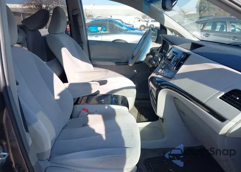 2013 Toyota Sienna Le V6 8 Passenger z USA, uszkodzony, nr VIN 5TDKK3DC9DS340226